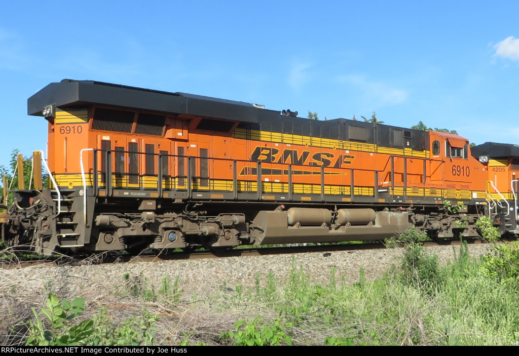 BNSF 6910